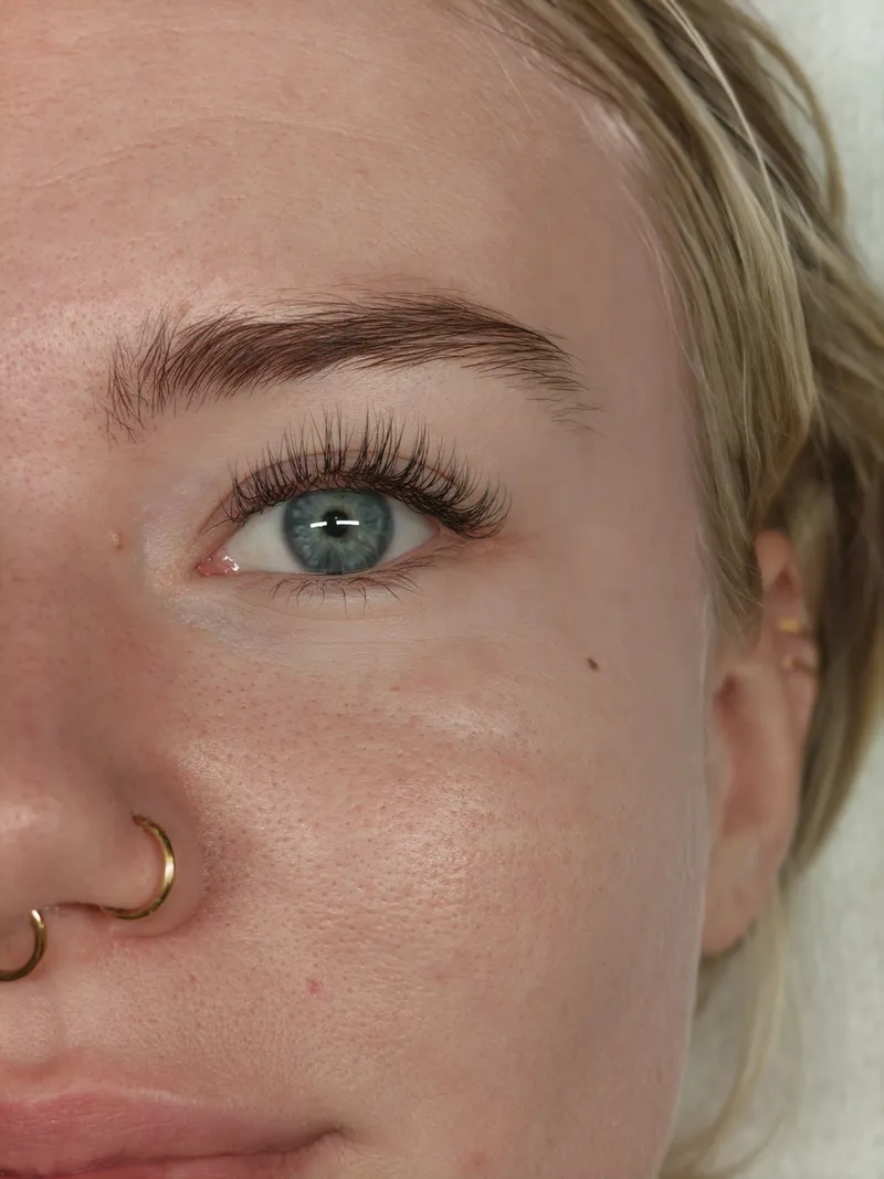 Fyldige, definerede bryn og løftede vipper efter brow lamination og lashlift