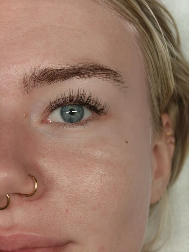 Fyldige, definerede bryn og løftede vipper efter brow lamination og lashlift
