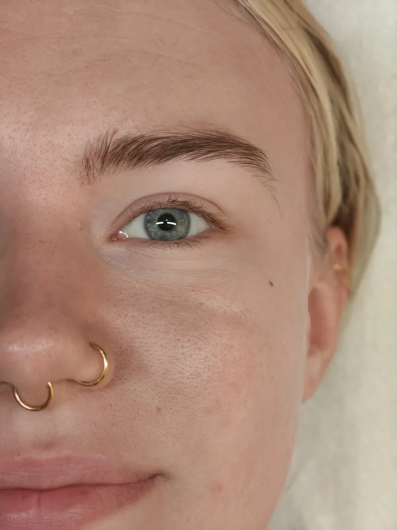 Bryn og vipper før brow lamination og lashlift hos Salon Belleza i Herning