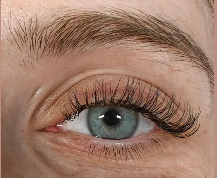 Single lash extensions set tæt på