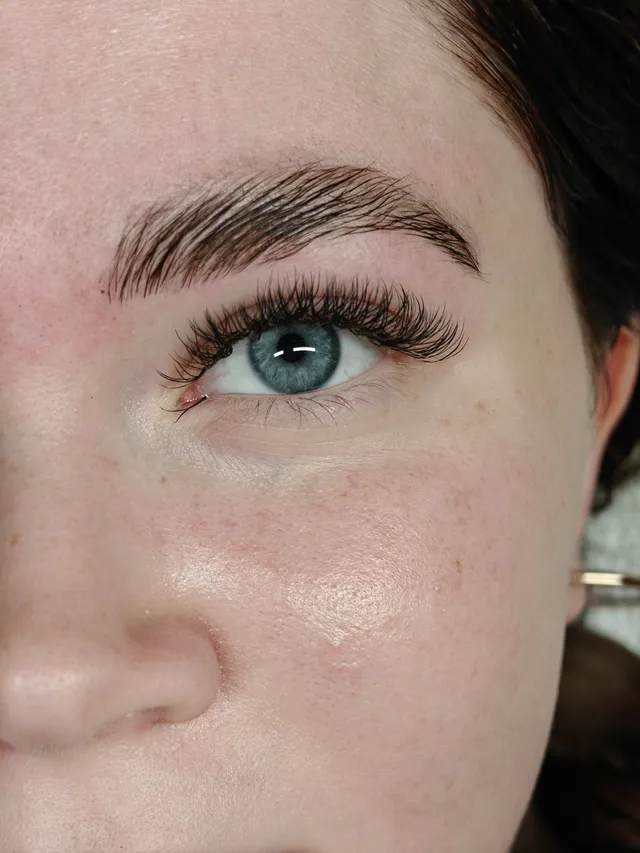 Vipper efter nyt sæt eyelash extensions, længde og bue tilpasset øjenformen