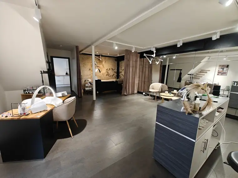 Salonen hos Salon Belleza i Herning med neglebord og lounge