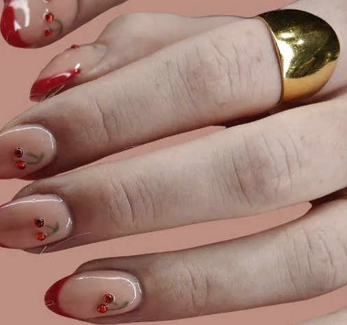 Gelpolish med rød kant og design