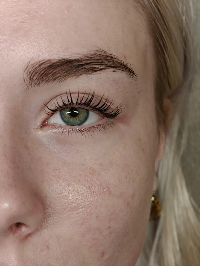 Samme øje efter lashlift med farve, vipperne er løftede og mørke, og blikket er mere åbent