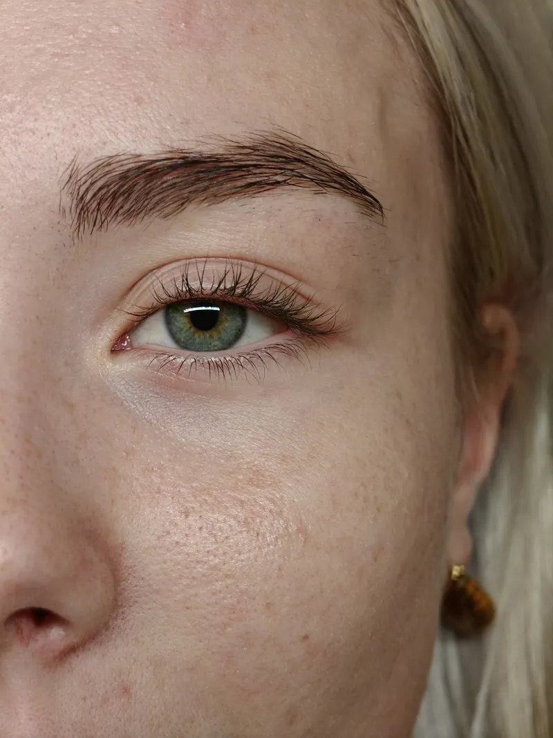 Nærbillede af øje med lige, lyse vipper før lashlift med farve hos Salon Belleza i Herning