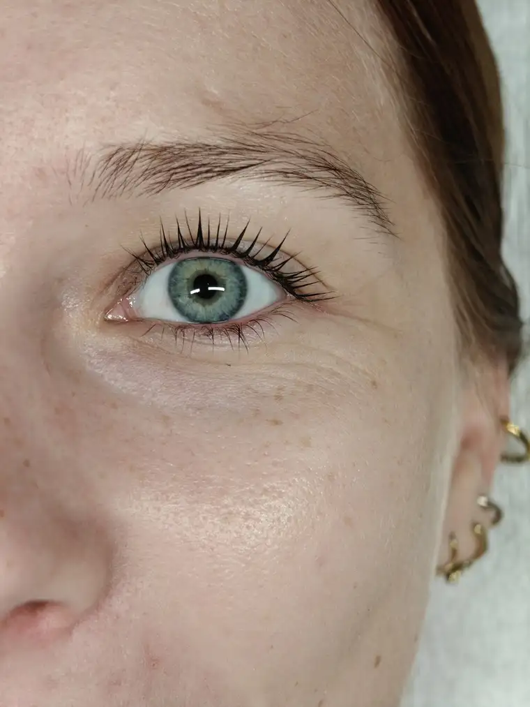 Løftede og farvede vipper efter et lash lift