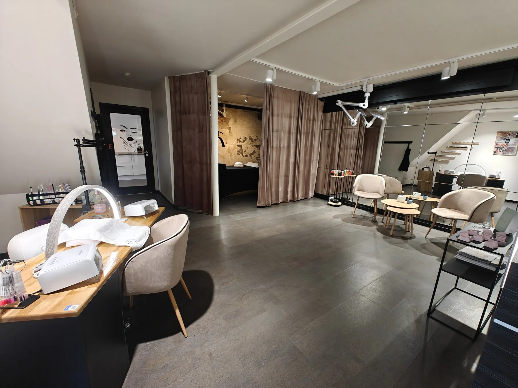 Salonen på Søndergade med neglebord og lounge